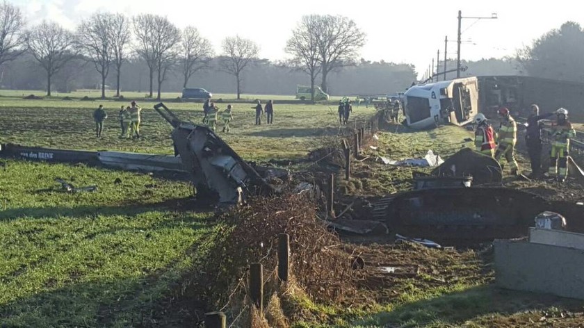 Εκτροχιασμός επιβατικής αμαξοστοιχίας στην Ολλανδία – Δύο νεκροί, δεκάδες τραυματίες (pics & vids)