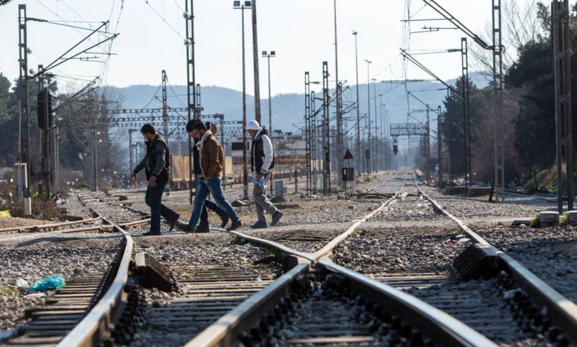 Χάος με τους πρόσφυγες: Αρνήθηκαν να γυρίσουν στην Κοζάνη και συνέχισαν πεζοί προς την Ειδομένη