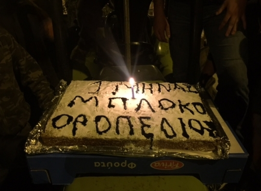 Κρήτη: Οι αγρότες γιόρτασαν τον ένα μήνα στα μπλόκα με τούρτα - Σε ποιους έκοψαν κομμάτι! (pics)