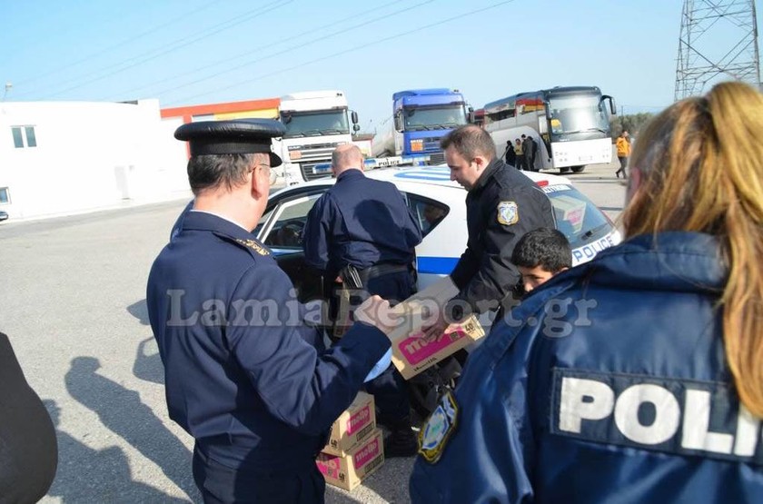 Προσφυγικό - Λαμία: Όταν οι αστυνομικοί συνάντησαν τα προσφυγόπουλα (pics)
