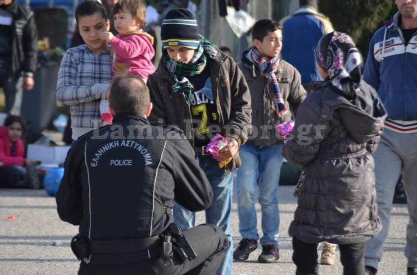 Προσφυγικό - Λαμία: Όταν οι αστυνομικοί συνάντησαν τα προσφυγόπουλα (pics)