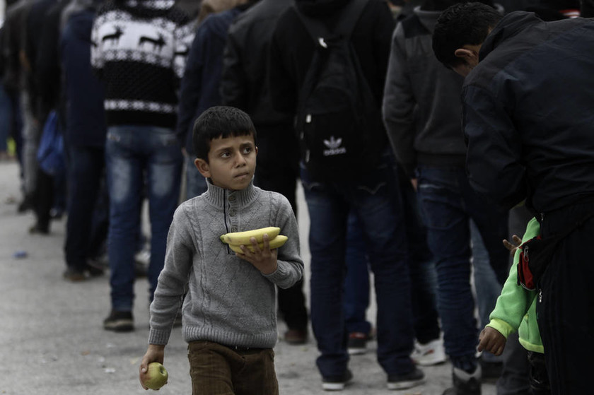 Συγκλονιστικές φωτογραφίες με προσφυγόπουλα στο λιμάνι του Πειραιά (photos)