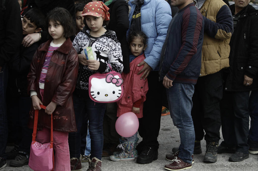 Συγκλονιστικές φωτογραφίες με προσφυγόπουλα στο λιμάνι του Πειραιά (photos)