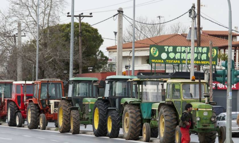 Μπλόκα αγροτών - Θεσσαλονίκη: Αγρότες επιχειρούν να αποκλείσουν το αεροδρόμιο «Μακεδονία»