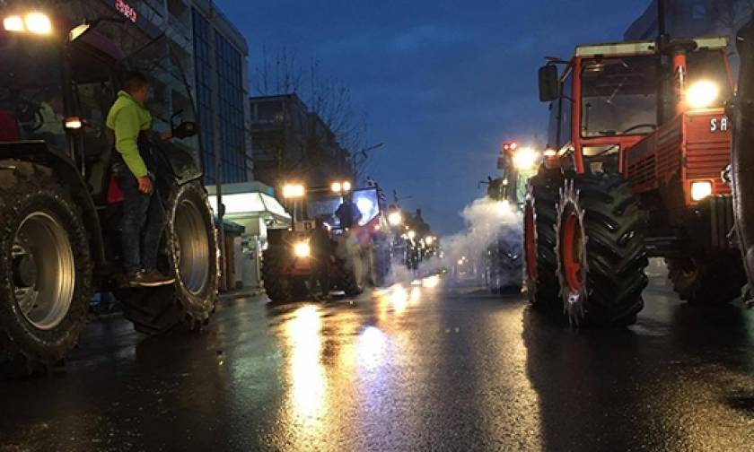 «Έφοδος» των αγροτών στο κέντρο της Αλεξανδρούπολης (video)