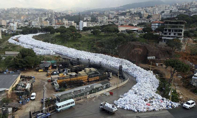 Απίστευτο «ποτάμι» σκουπιδιών πνίγει την Βηρυτό (pics)