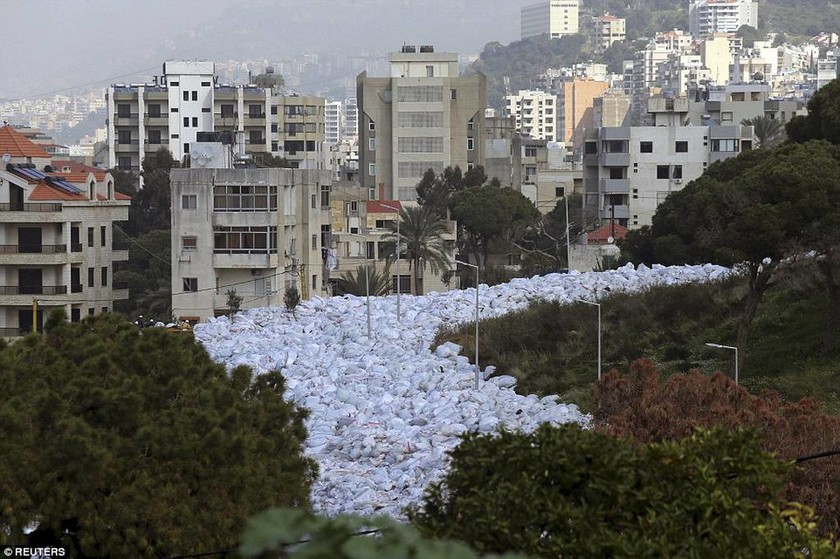 Απίστευτο «ποτάμι» σκουπιδιών πνίγει την Βηρυτό (pics)