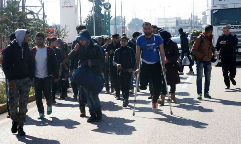 Συγκλονίζει: Πρόσφυγας με ακρωτηριασμένο πόδι περπατά από Λαμία για Ειδομένη (pics)
