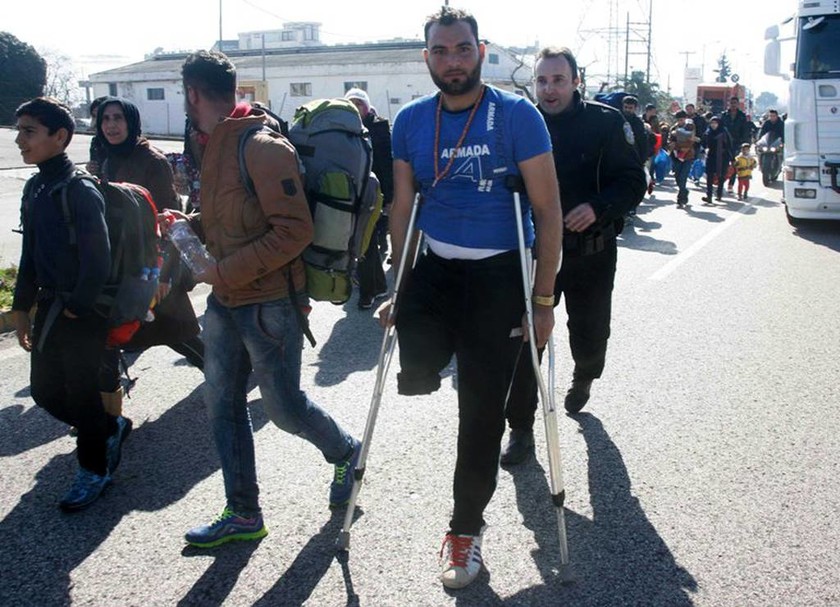 Συγκλονίζει: Πρόσφυγας με ακρωτηριασμένο πόδι περπατά από Λαμία για Ειδομένη (pics)