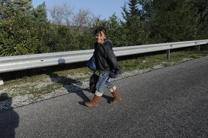Φωτογραφίες «γροθιά στο στομάχι»: Πρόσφυγες πάνε στην Ειδομένη με τα πόδια! (pics + video)