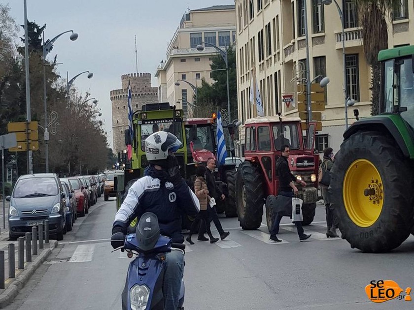 Μπλόκα αγροτών: «Πολιορκούν» με τρακτέρ τη Θεσσαλονίκη (photos+vid)