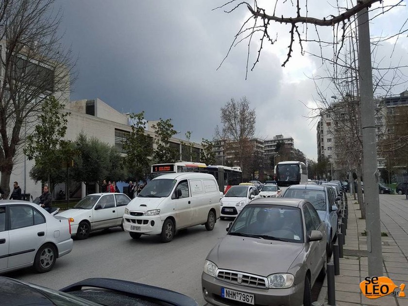 Μπλόκα αγροτών: «Πολιορκούν» με τρακτέρ τη Θεσσαλονίκη (photos+vid)