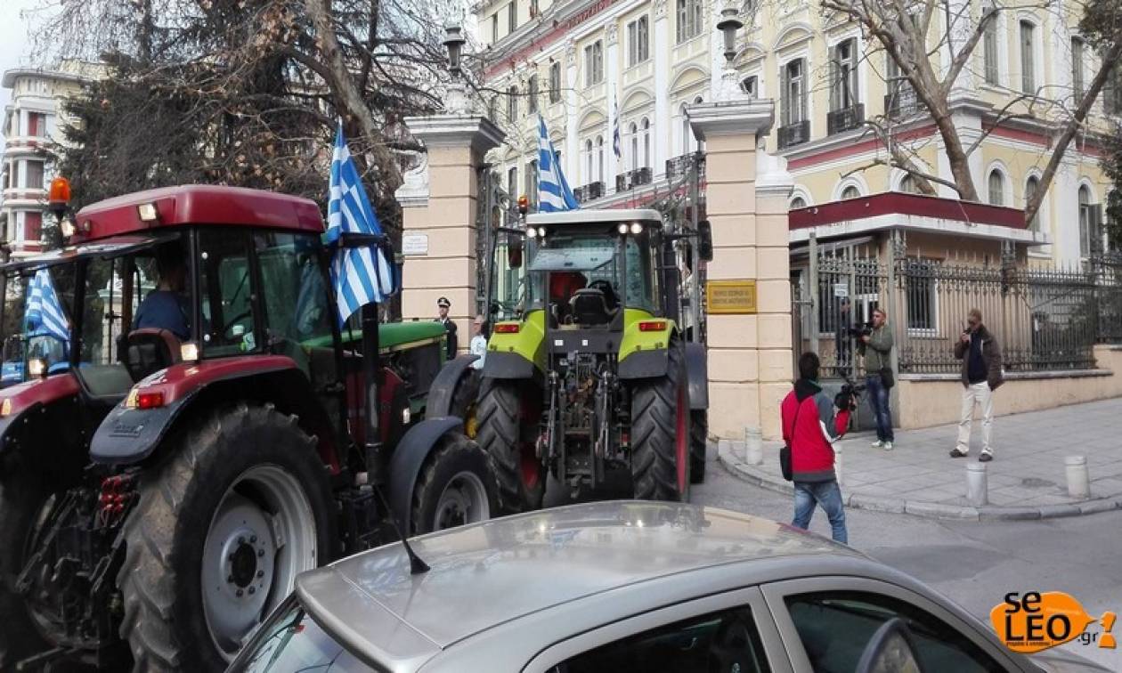 Αγρότες τράβηξαν με αλυσίδα την καγκελόπορτα του υπουργείου Μακεδονίας - Θράκης (photos + vid)