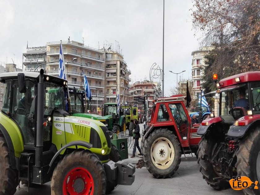 ΕΚΤΑΚΤΟ - Οι αγρότες τραβούν με αλυσίδα την καγκελόπορτα του Υπουργείου Μακεδονίας - Θράκης