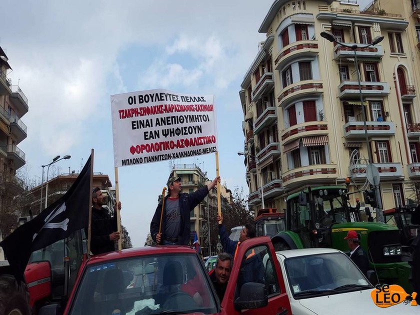 ΕΚΤΑΚΤΟ - Οι αγρότες τραβούν με αλυσίδα την καγκελόπορτα του Υπουργείου Μακεδονίας - Θράκης