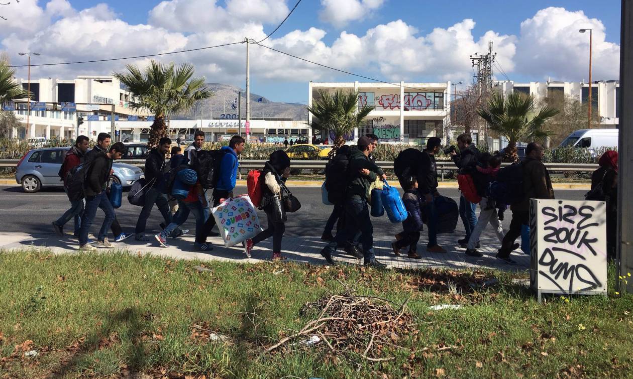 Το απόλυτο χάος: Πρόσφυγες φεύγουν από το Ελληνικό και πάνε με τα πόδια Ειδομένη