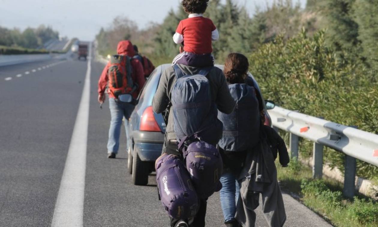 Καραβάνια προσφύγων στις Εθνικές Οδούς: Φεύγουν από τα κέντρα και κατευθύνονται πεζή στην Ειδομένη
