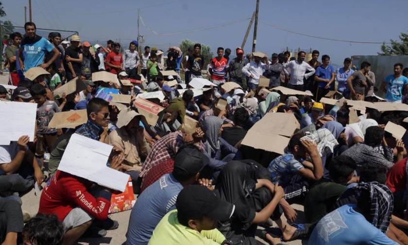 Εκατοντάδες μετανάστες και πρόσφυγες φτάνουν από το πρωί στη Λέσβο