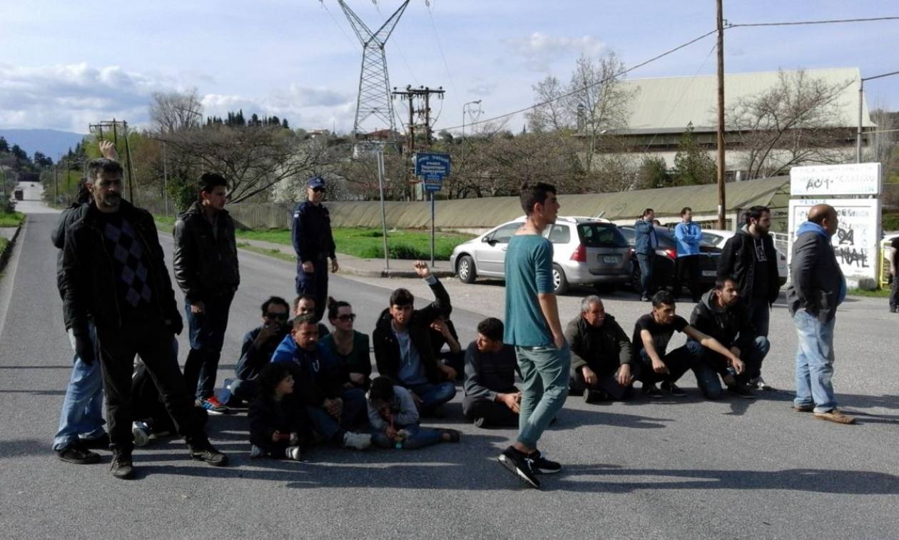 Καθιστική διαμαρτυρία προσφύγων στην εθνική οδό Τρικάλων - Λάρισας