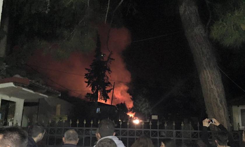 Μεγάλη φωτιά σε πρώην στρατόπεδο στα Γιαννιτσά