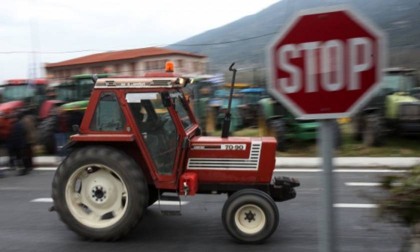 Φεύγουν με τα τρακτέρ από τα μπλόκα οι αγρότες της Πελοποννήσου