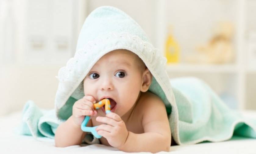 Πρώτα δόντια στο μωρό: Ποια συμπτώματα είναι φυσιολογικά και ποια όχι