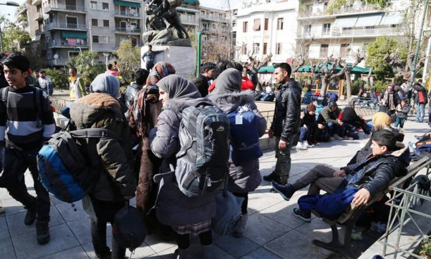 Observer: Εθελοντές στην Ελλάδα βοηθούν πρόσφυγες κι άλλοι ρίχνουν χλωρίνη στο ψωμί…