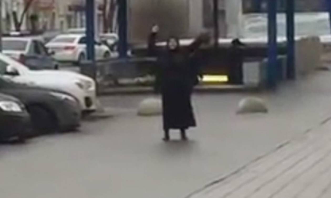 Θρίλερ στη Μόσχα: Μαυροντυμένη γυναίκα περιφερόταν κρατώντας κομμένο κεφάλι παιδιού (vids)