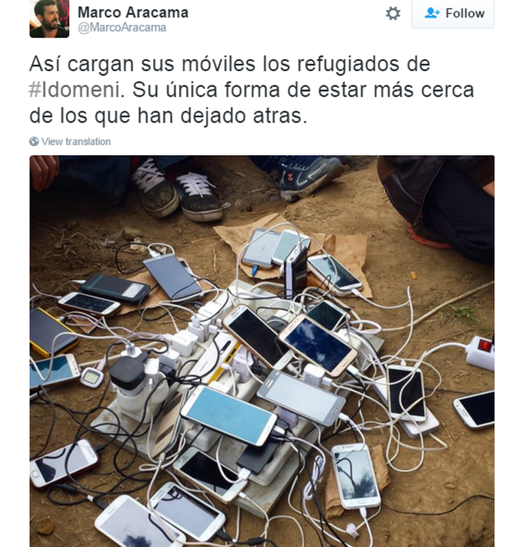 Έτσι φορτίζουν τα κινητά τους οι πρόσφυγες – Η φωτογραφία που κάνει το γύρο του διαδικτύου