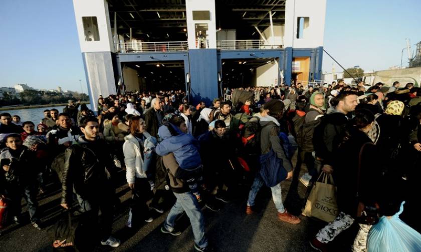 Λέσβος: Χιλιάδες πρόσφυγες και μετανάστες ετοιμάζονται για Πειραιά και Καβάλα