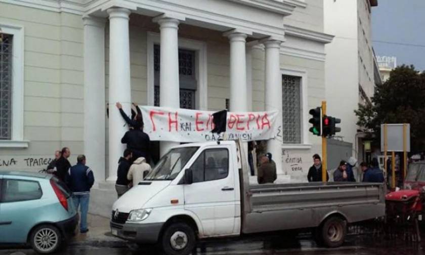 Αγρότες: Απέκλεισαν το κατάστημα της Τράπεζας της Ελλάδος στα Χανιά
