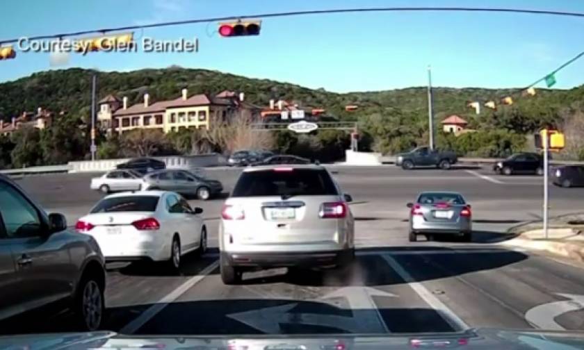 Σοκαριστικό: Φορτηγό πέφτει πάνω σε ακινητοποιημένο αυτοκίνητο και το διαλύει (video)