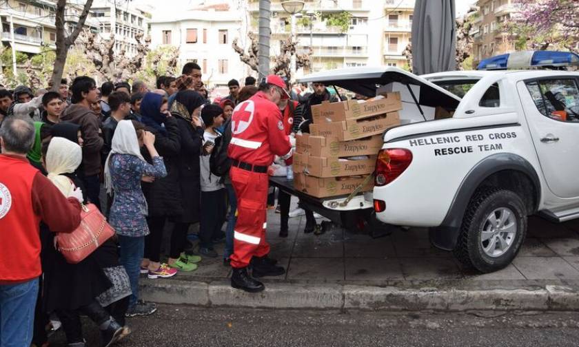 Ελληνικός Ερυθρός Σταυρός: Διανομή φαγητού σε πρόσφυγες στην πλατεία Βικτωρίας