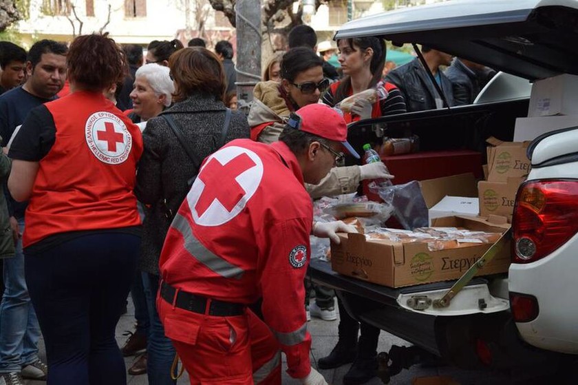 Ελληνικός Ερυθρός Σταυρός: Διανομή φαγητού σε πρόσφυγες στην πλατεία Βικτωρίας