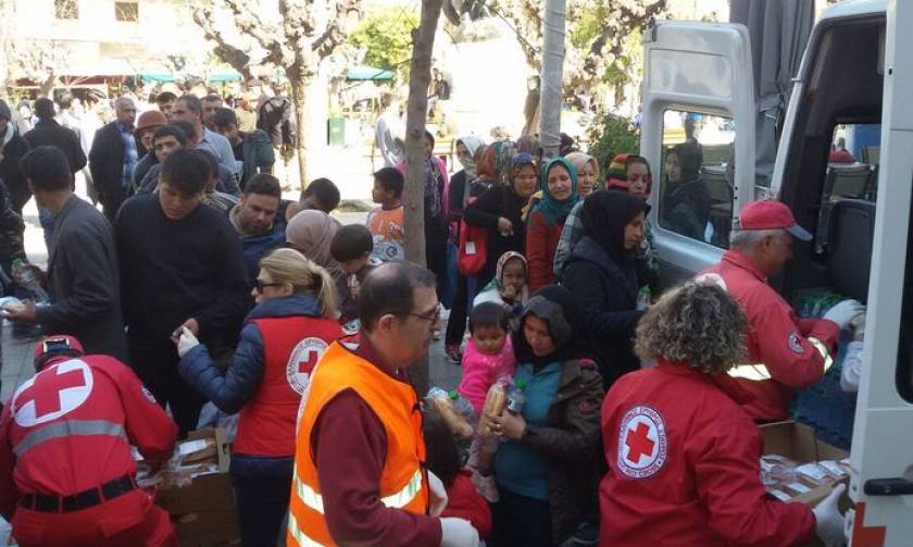 Προσφυγικό: Στο λιμάνι του Πειραιά και την πλατεία Βικτωρίας κλιμάκια του Ερυθρού Σταυρού