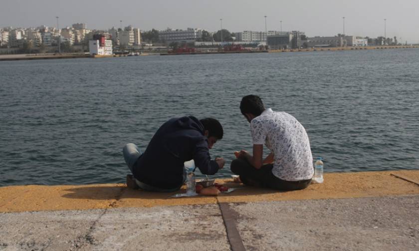 «Ασφυξία» και σήμερα στον Πειραιά - Πάνω από 1.000 πρόσφυγες φτάνουν στο λιμάνι