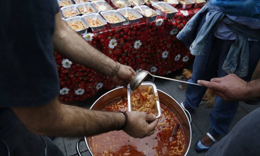 Η «Αποστολή» μοίρασε τρόφιμα σε πρόσφυγες στο λιμάνι του Πειραιά (pics)