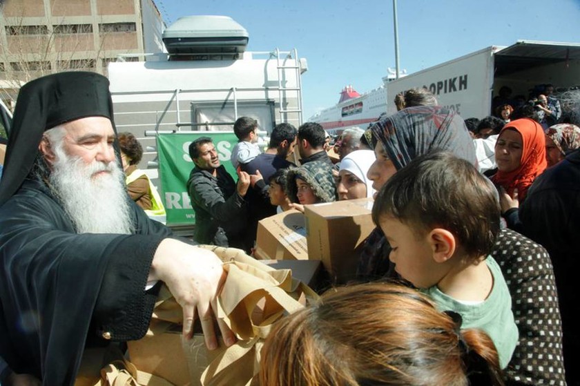 Η «Αποστολή» μοίρασε τρόφιμα σε πρόσφυγες στο λιμάνι του Πειραιά (pics)