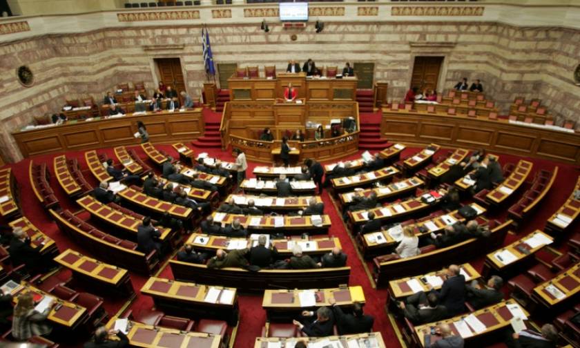 Χαμός στη Βουλή για τις μεθοδεύσεις της κυβέρνησης να κρύψει το κόστος 33 διοικητικών γραμματέων
