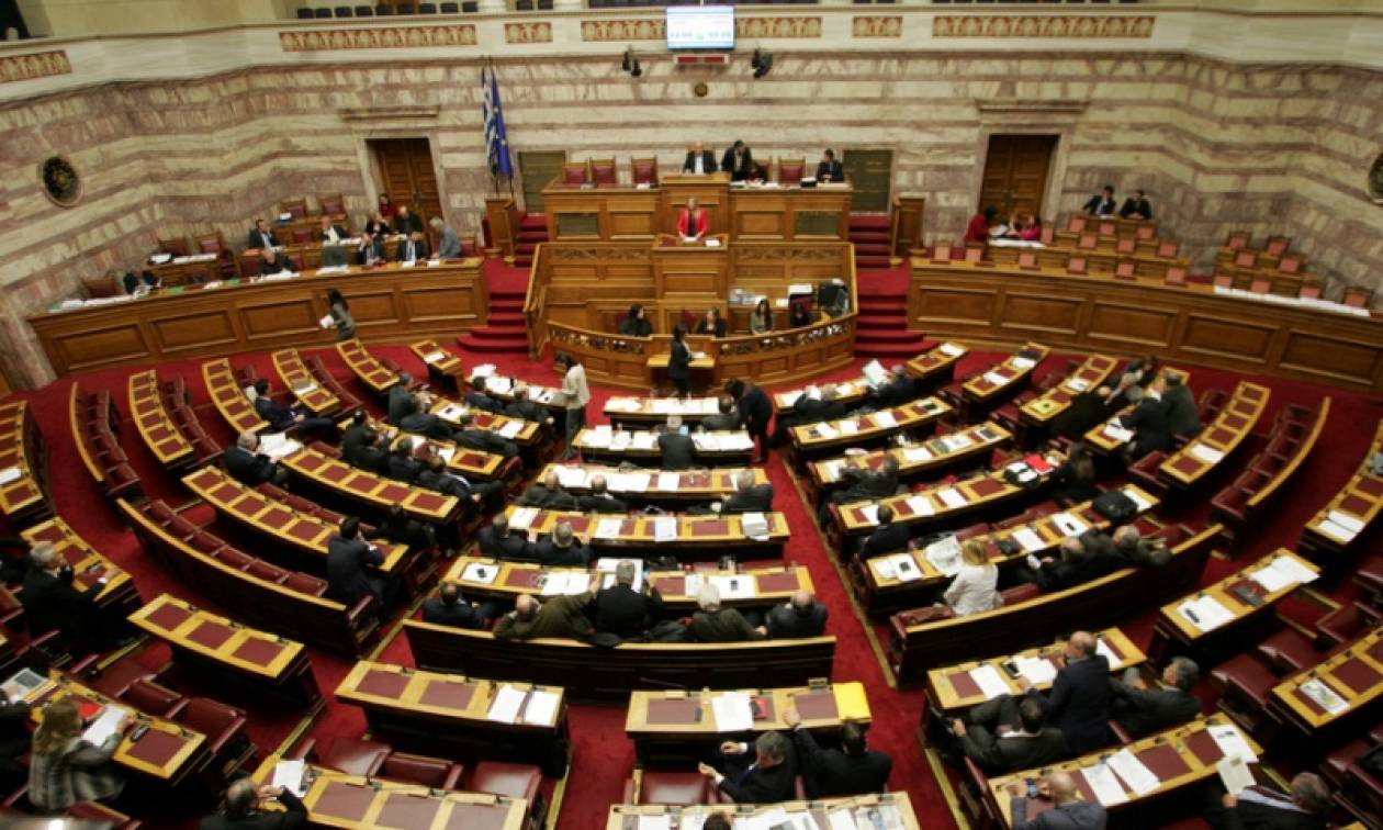 Χαμός στη Βουλή για τις μεθοδεύσεις της κυβέρνησης να κρύψει το κόστος 33 διοικητικών γραμματέων