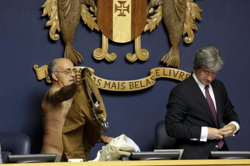Απίστευτο! Γιατί Πορτογάλος βουλευτής βγήκε... έξω από τα ρούχα του; (pics)