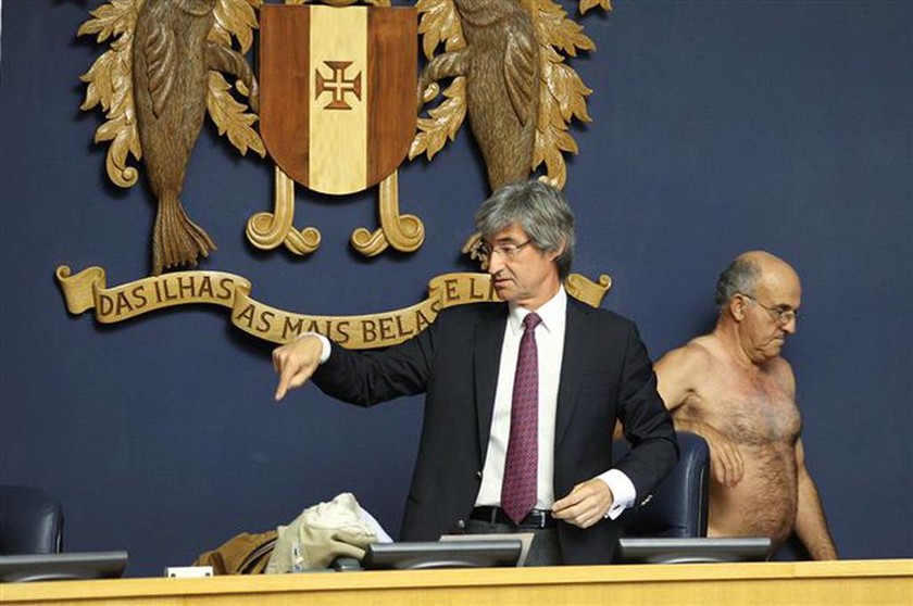 Απίστευτο! Γιατί Πορτογάλος βουλευτής βγήκε... έξω από τα ρούχα του; (pics)