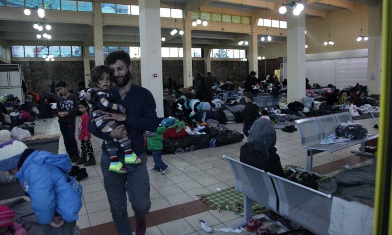 «Βουλιάζει» ο Πειραιάς από 3.350 πρόσφυγες και μετανάστες