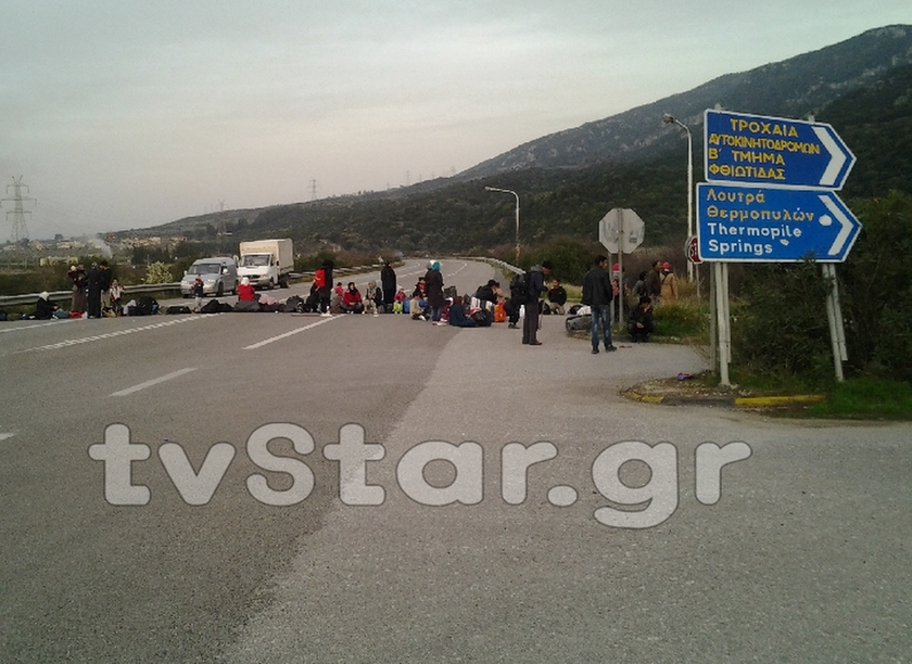 Πρόσφυγες έκλεισαν την παλιά Εθνική Οδό στο ύψος των Θερμοπυλών (pics+vid)