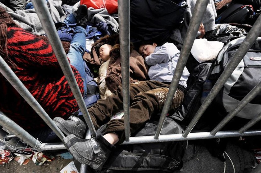 Δεν έχουν τέλος οι προσφυγικές ροές - Χάος στην Ειδομένη με 13.000 εγκλωβισμένους