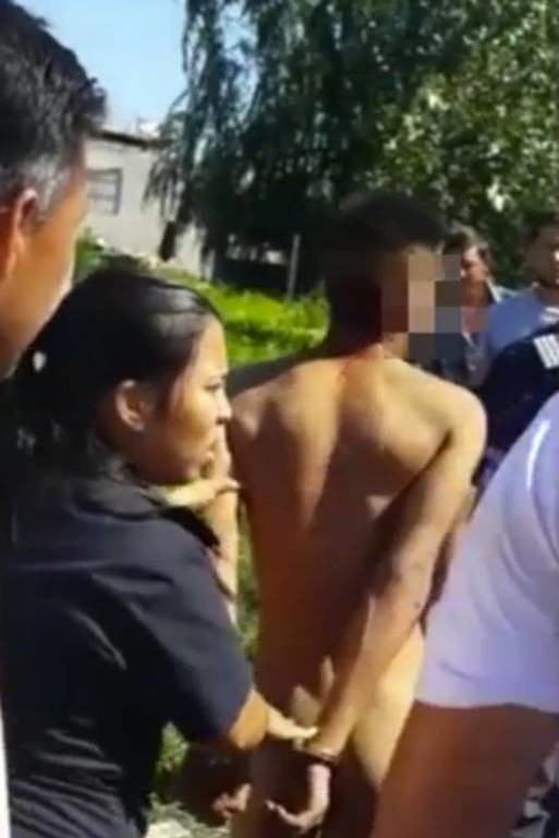 Δείτε πώς «εκδικήθηκαν» γυμνό άντρα που προσπάθησε να βιάσει 8χρονο κοριτσάκι (video)