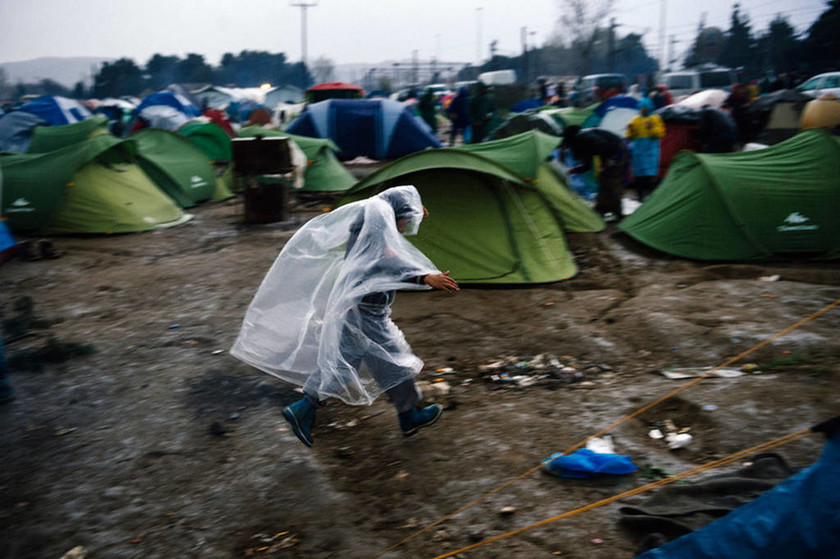 Ειδομένη: Απροστάτευτοι από την καταρρακτώδη βροχή οι πρόσφυγες