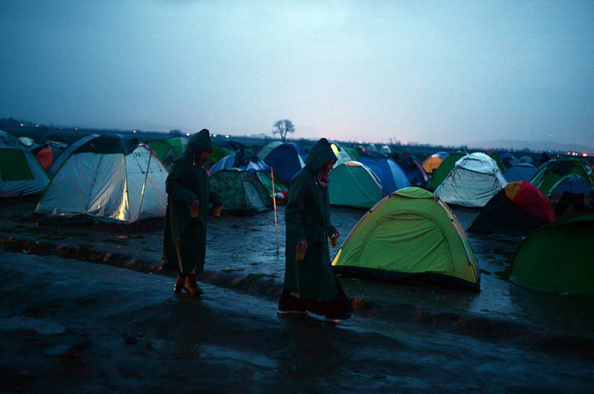 Ειδομένη: Απροστάτευτοι από την καταρρακτώδη βροχή οι πρόσφυγες