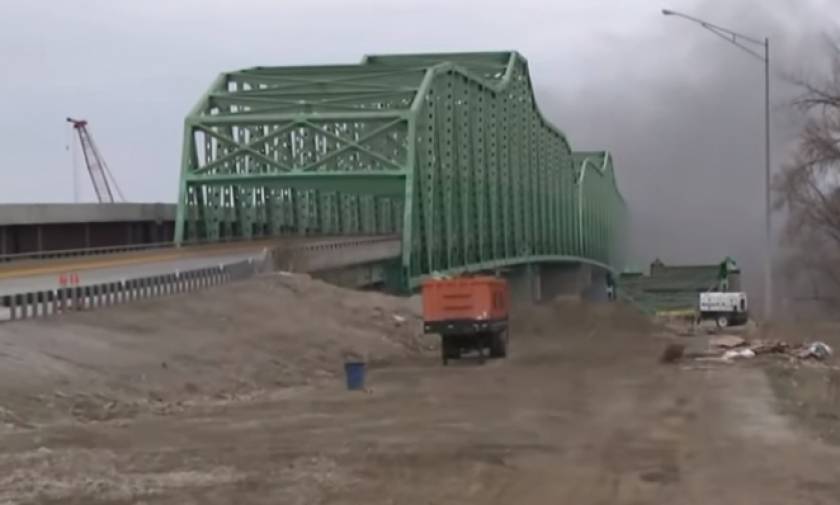 Μιζούρι: Θεαματική κατεδάφιση γέφυρας (video)