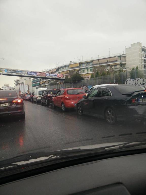 Προσοχή: Κυκλοφοριακό «έμφραγμα» λόγω βροχής – Σε ποιους δρόμους παρατηρούνται προβλήματα
